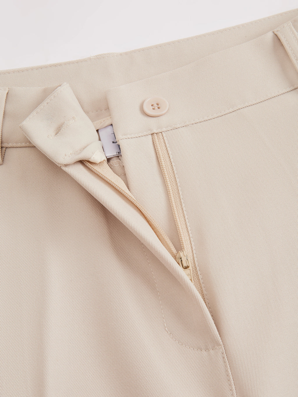 Pantaloni dritti da donna: eleganti e snellenti, adatti per l'ufficio e per tutti i giorni.