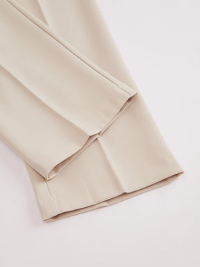 Pantaloni dritti da donna: eleganti e snellenti, adatti per l'ufficio e per tutti i giorni.