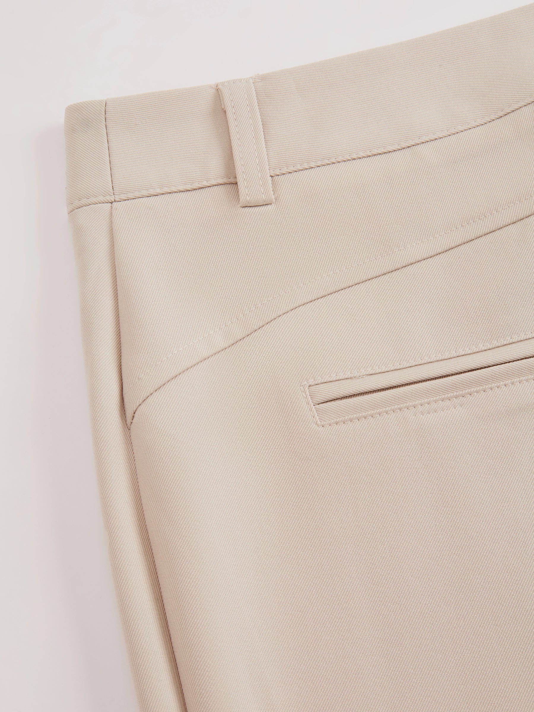 Pantaloni dritti da donna: eleganti e snellenti, adatti per l'ufficio e per tutti i giorni.