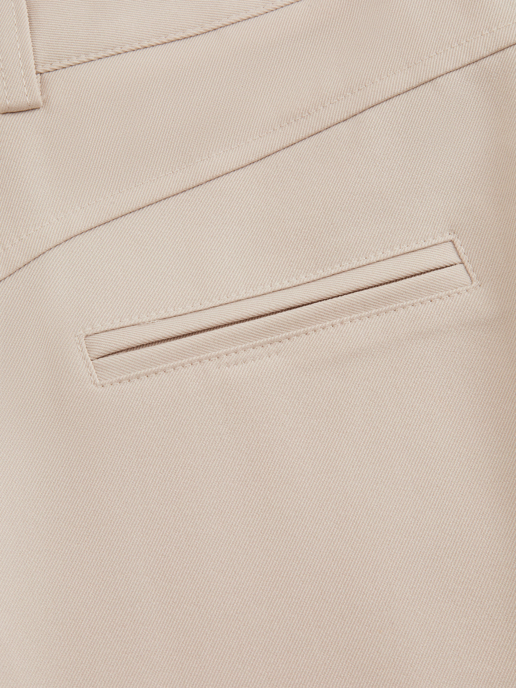 Pantaloni dritti da donna: eleganti e snellenti, adatti per l'ufficio e per tutti i giorni.