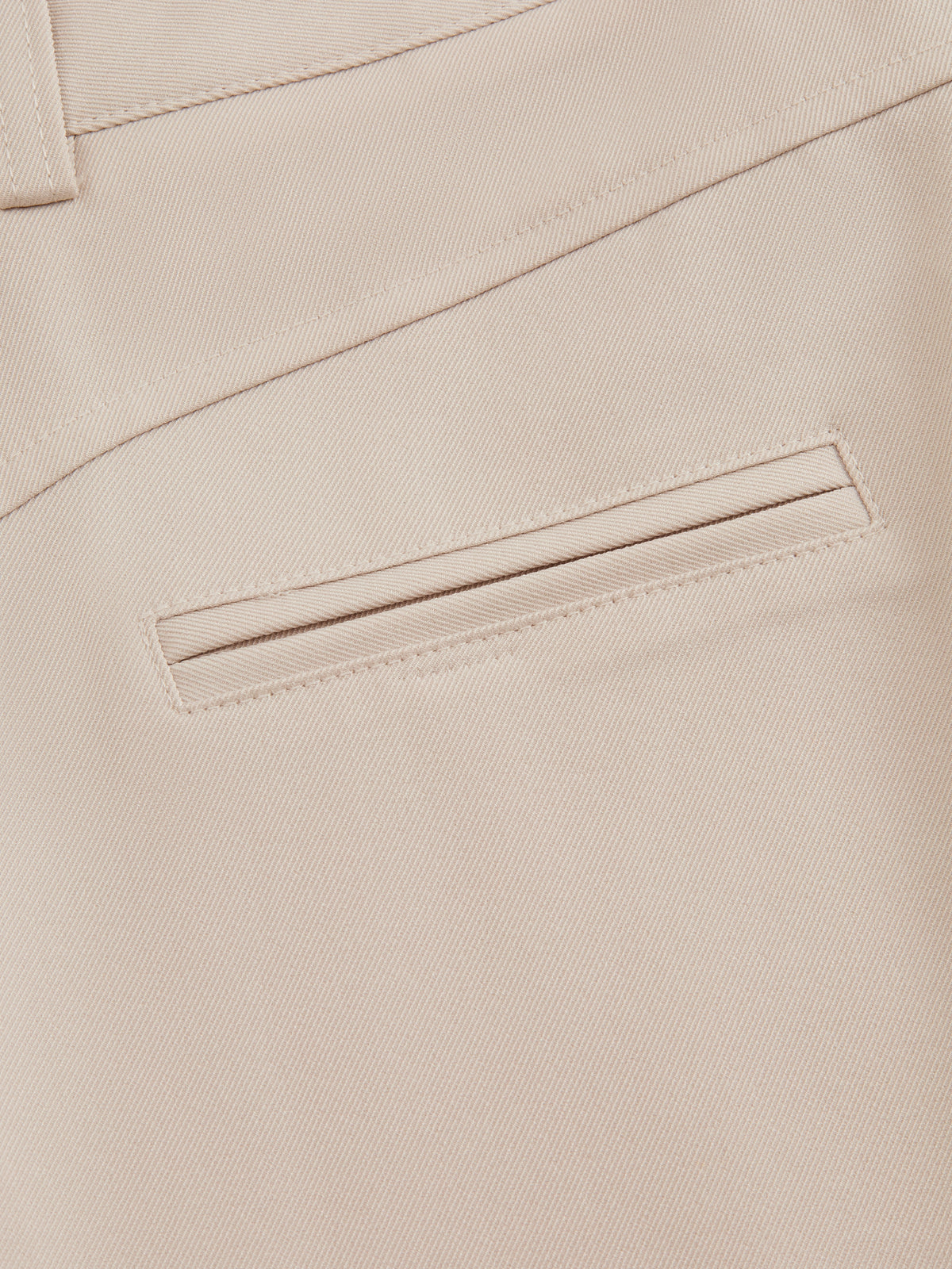 Pantaloni dritti da donna: eleganti e snellenti, adatti per l'ufficio e per tutti i giorni.