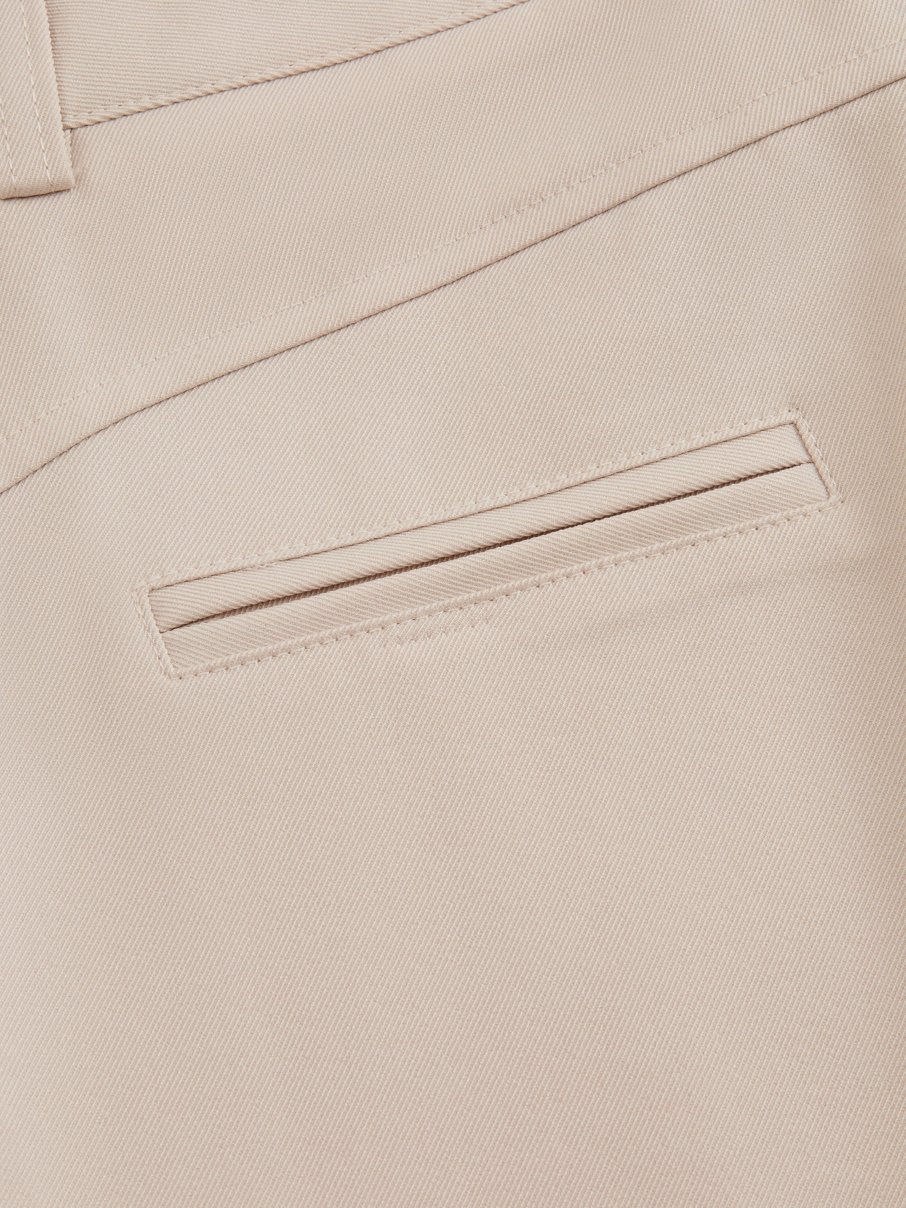 Pantaloni dritti da donna: eleganti e snellenti, adatti per l'ufficio e per tutti i giorni.