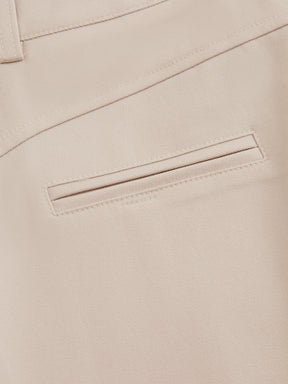 Pantaloni dritti da donna: eleganti e snellenti, adatti per l'ufficio e per tutti i giorni.