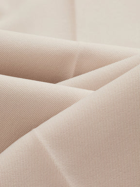 Pantaloni dritti da donna: eleganti e snellenti, adatti per l'ufficio e per tutti i giorni.