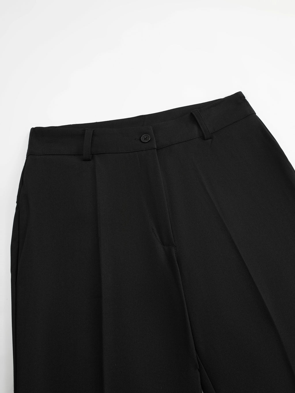 Pantaloni dritti da donna: eleganti e snellenti, adatti per l'ufficio e per tutti i giorni.