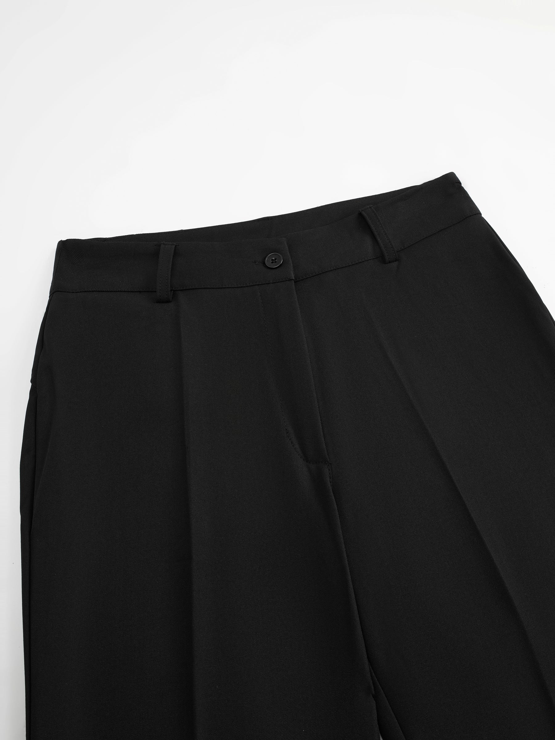 Pantaloni dritti da donna: eleganti e snellenti, adatti per l'ufficio e per tutti i giorni.