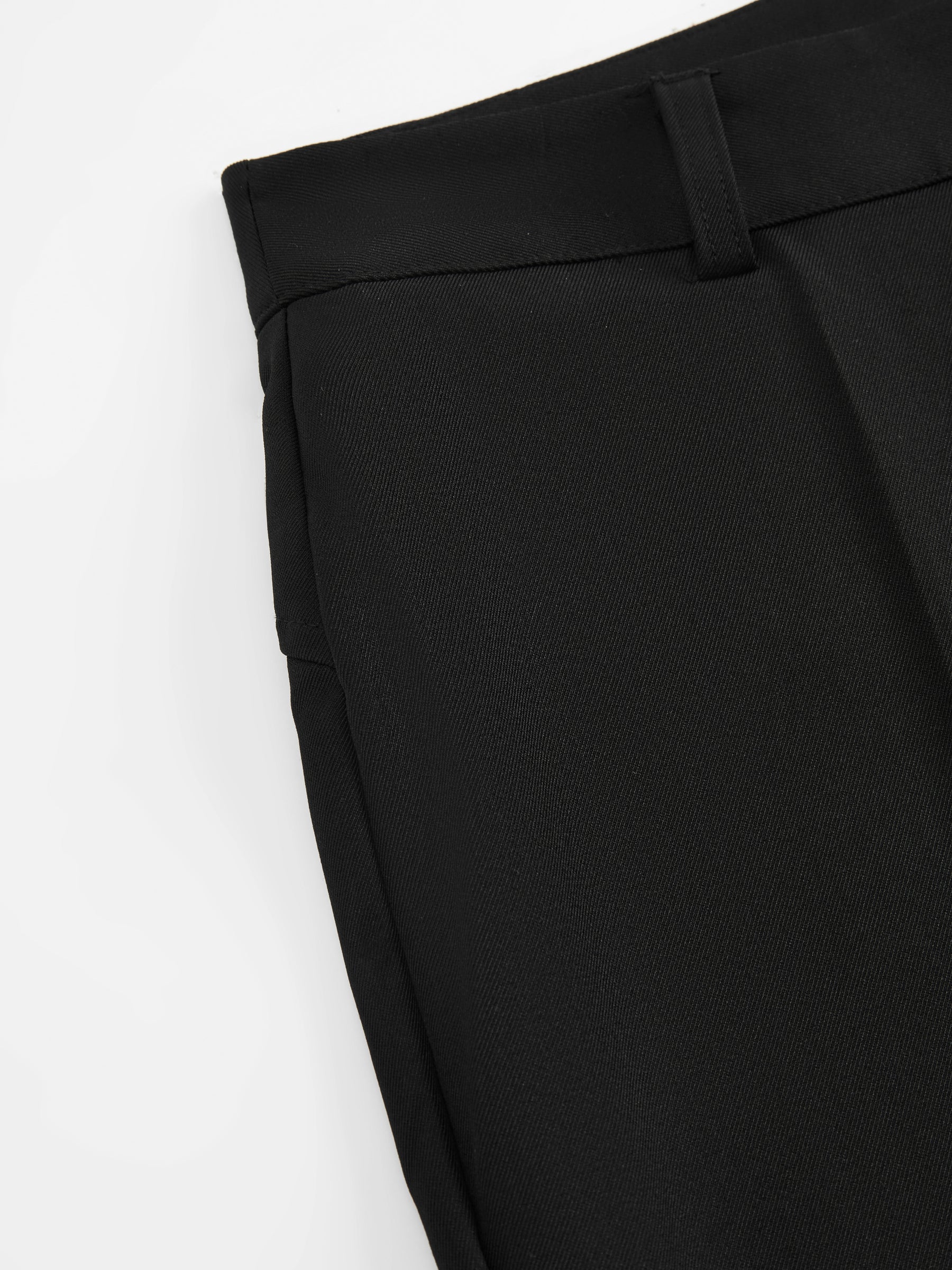 Pantaloni dritti da donna: eleganti e snellenti, adatti per l'ufficio e per tutti i giorni.