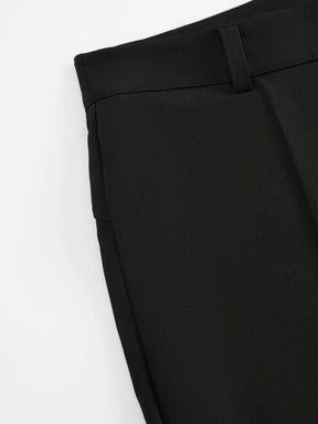 Pantaloni dritti da donna: eleganti e snellenti, adatti per l'ufficio e per tutti i giorni.