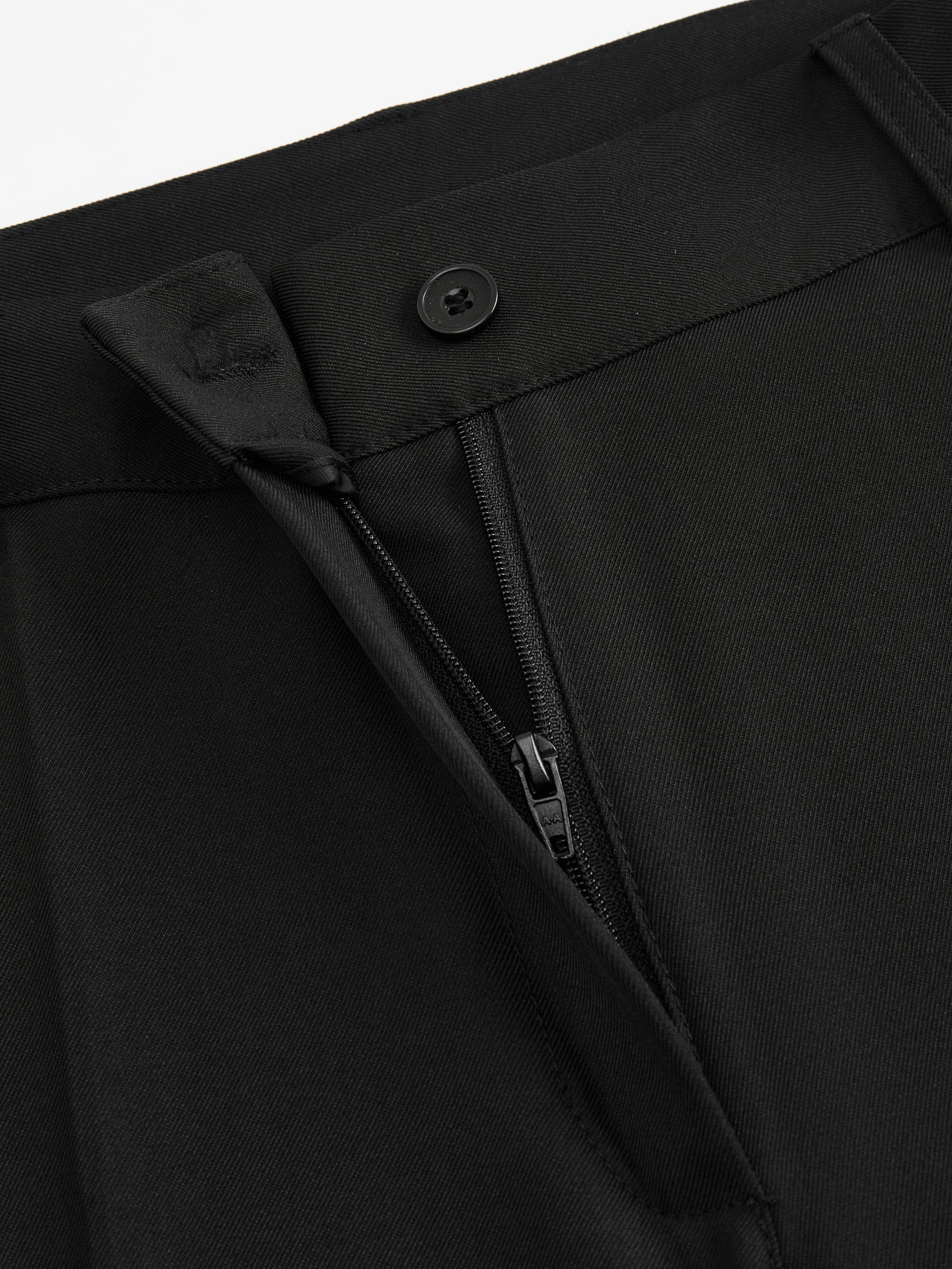 Pantaloni dritti da donna: eleganti e snellenti, adatti per l'ufficio e per tutti i giorni.