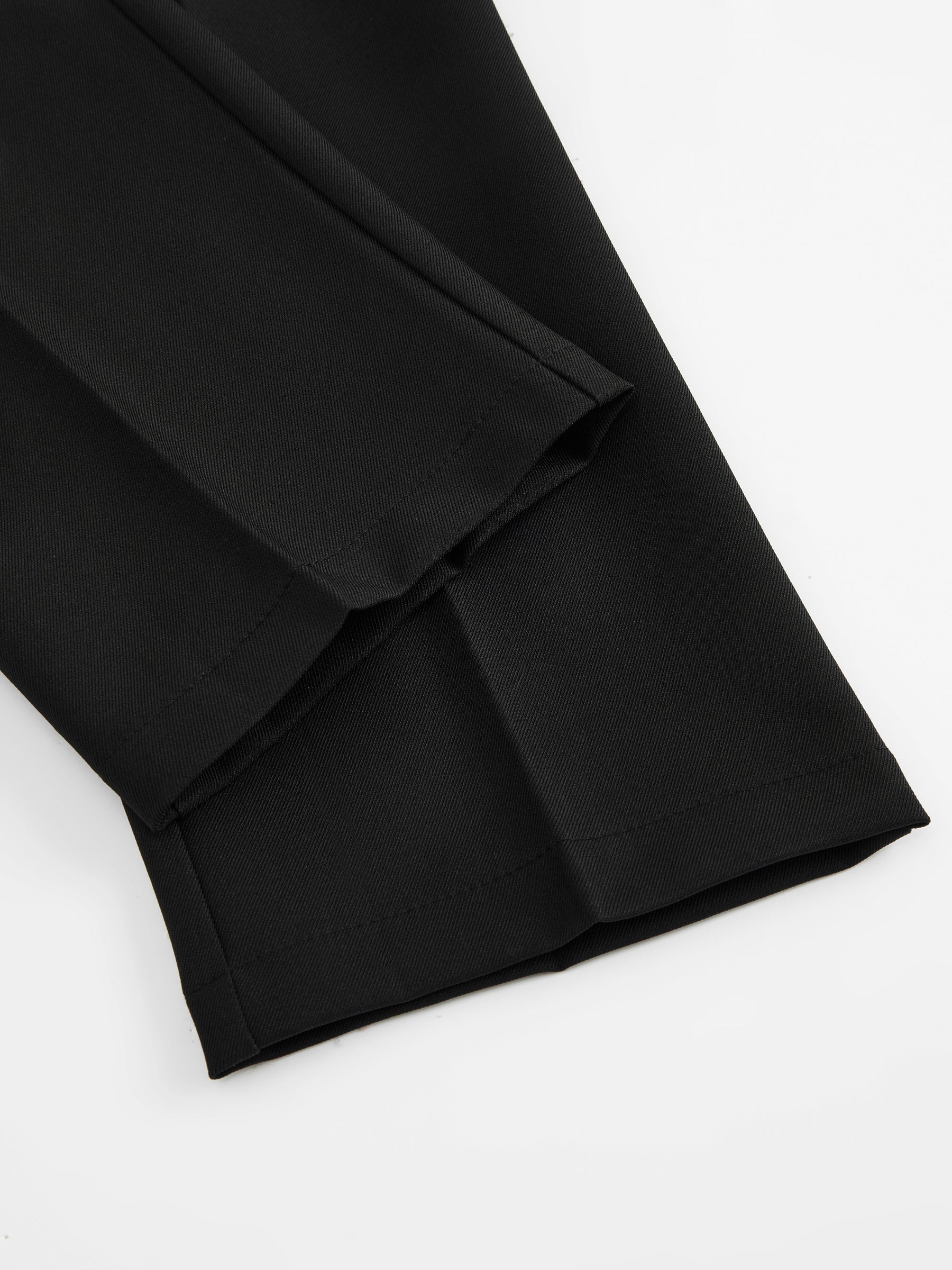 Pantaloni dritti da donna: eleganti e snellenti, adatti per l'ufficio e per tutti i giorni.