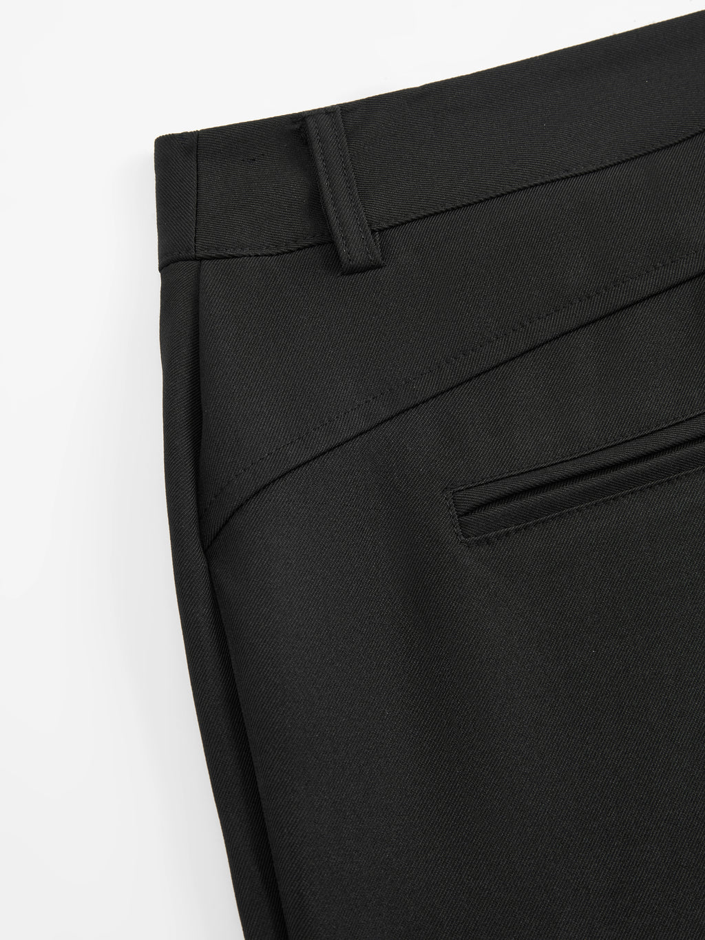 Pantaloni dritti da donna: eleganti e snellenti, adatti per l'ufficio e per tutti i giorni.