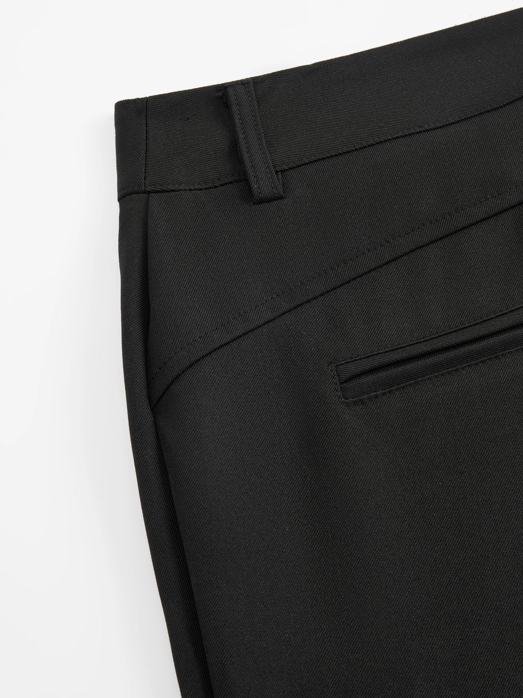 Pantaloni dritti da donna: eleganti e snellenti, adatti per l'ufficio e per tutti i giorni.