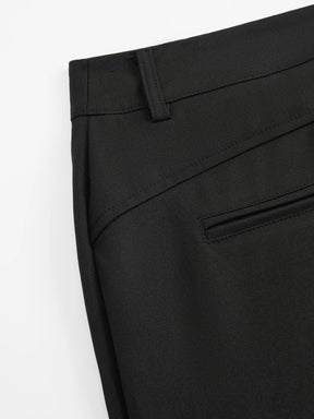 Pantaloni dritti da donna: eleganti e snellenti, adatti per l'ufficio e per tutti i giorni.