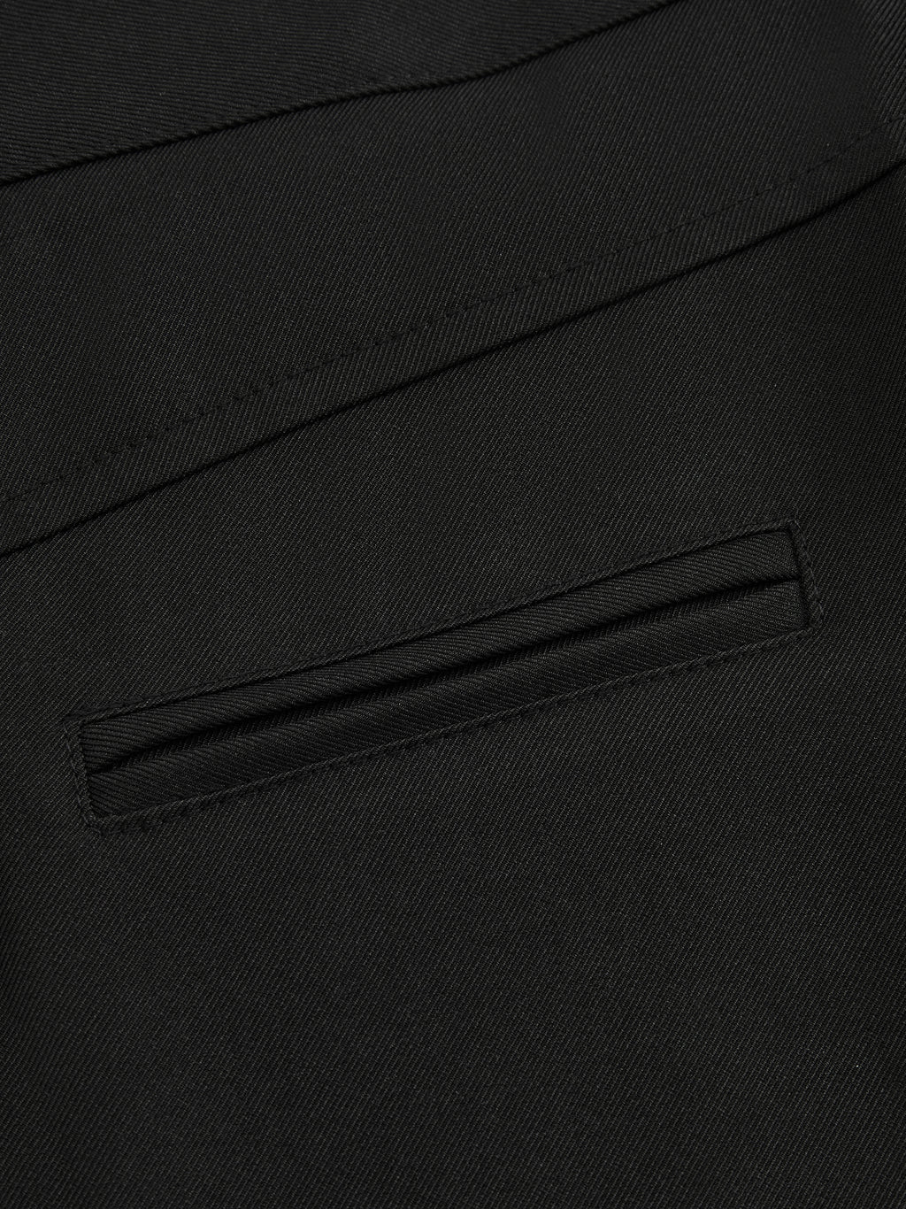 Pantaloni dritti da donna: eleganti e snellenti, adatti per l'ufficio e per tutti i giorni.