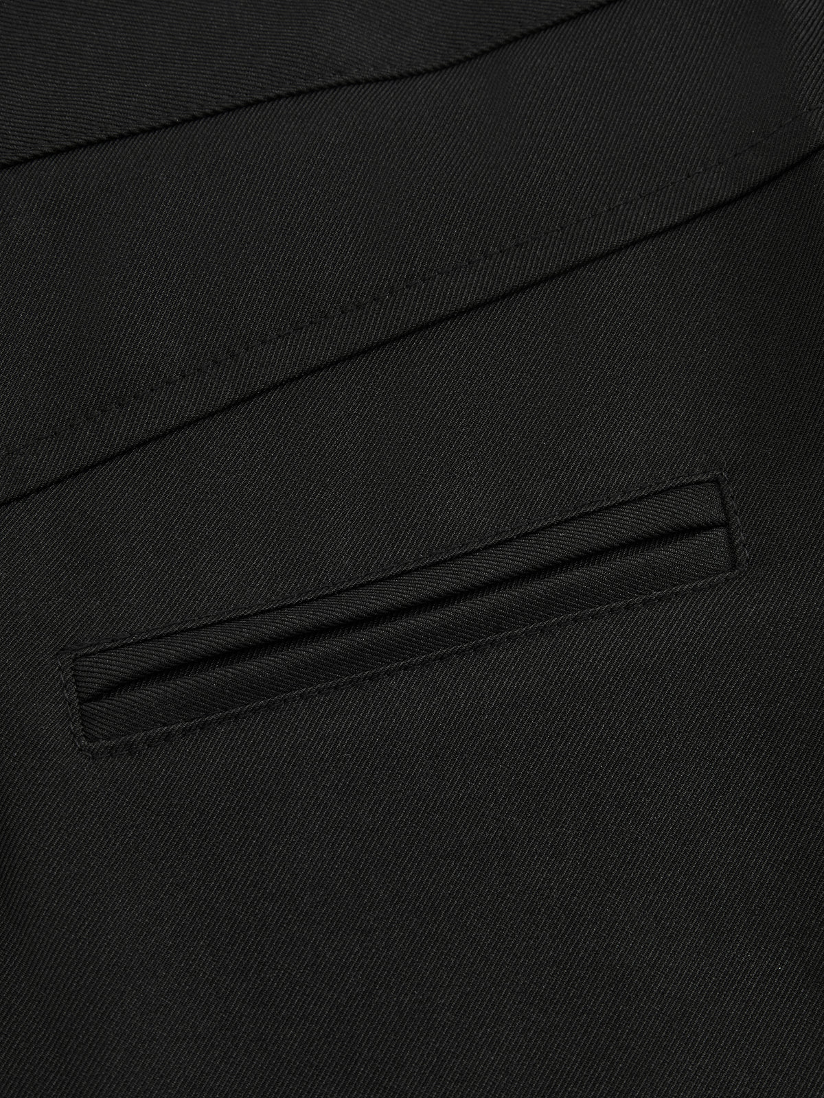 Pantaloni dritti da donna: eleganti e snellenti, adatti per l'ufficio e per tutti i giorni.