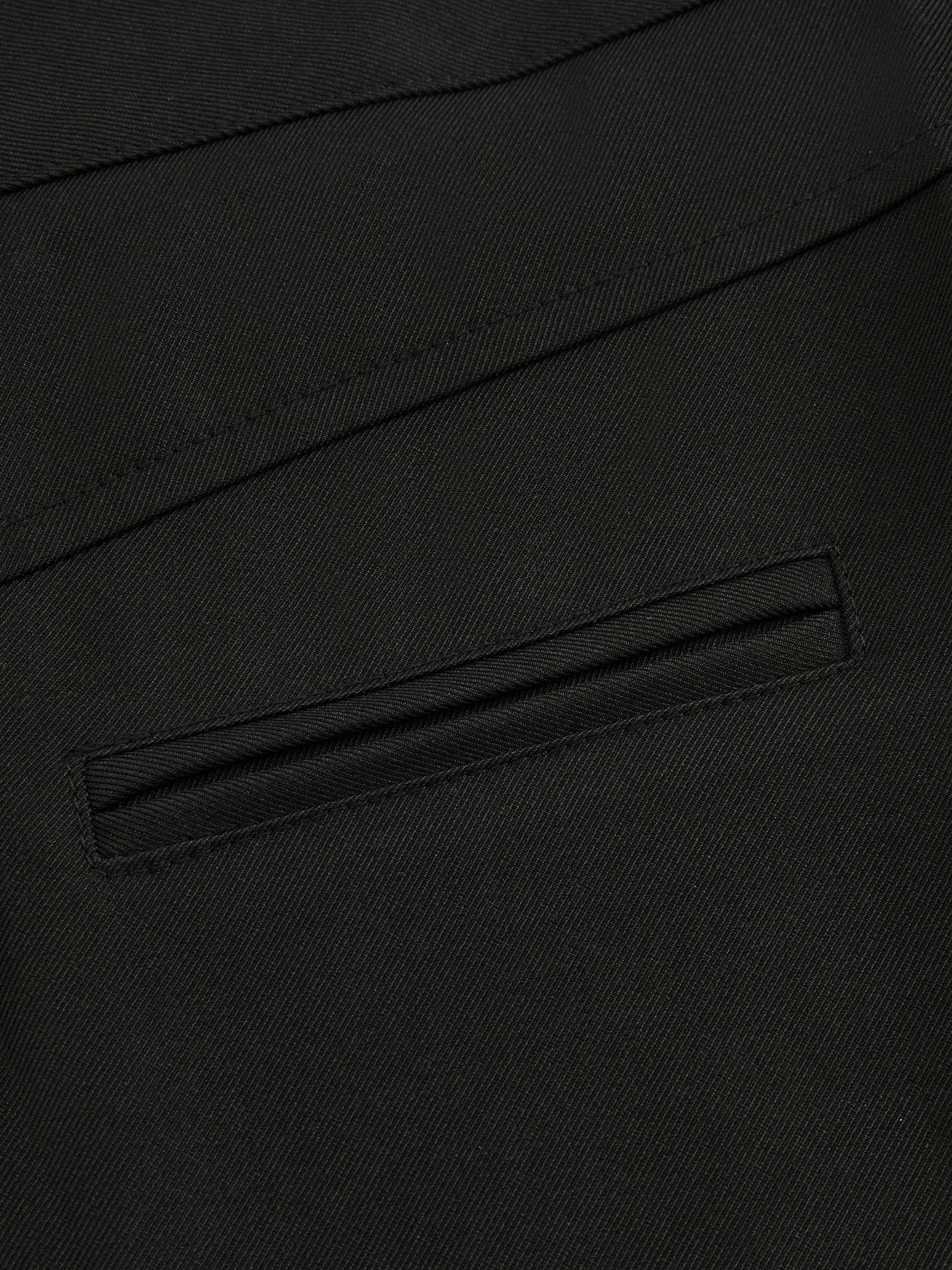 Pantaloni dritti da donna: eleganti e snellenti, adatti per l'ufficio e per tutti i giorni.