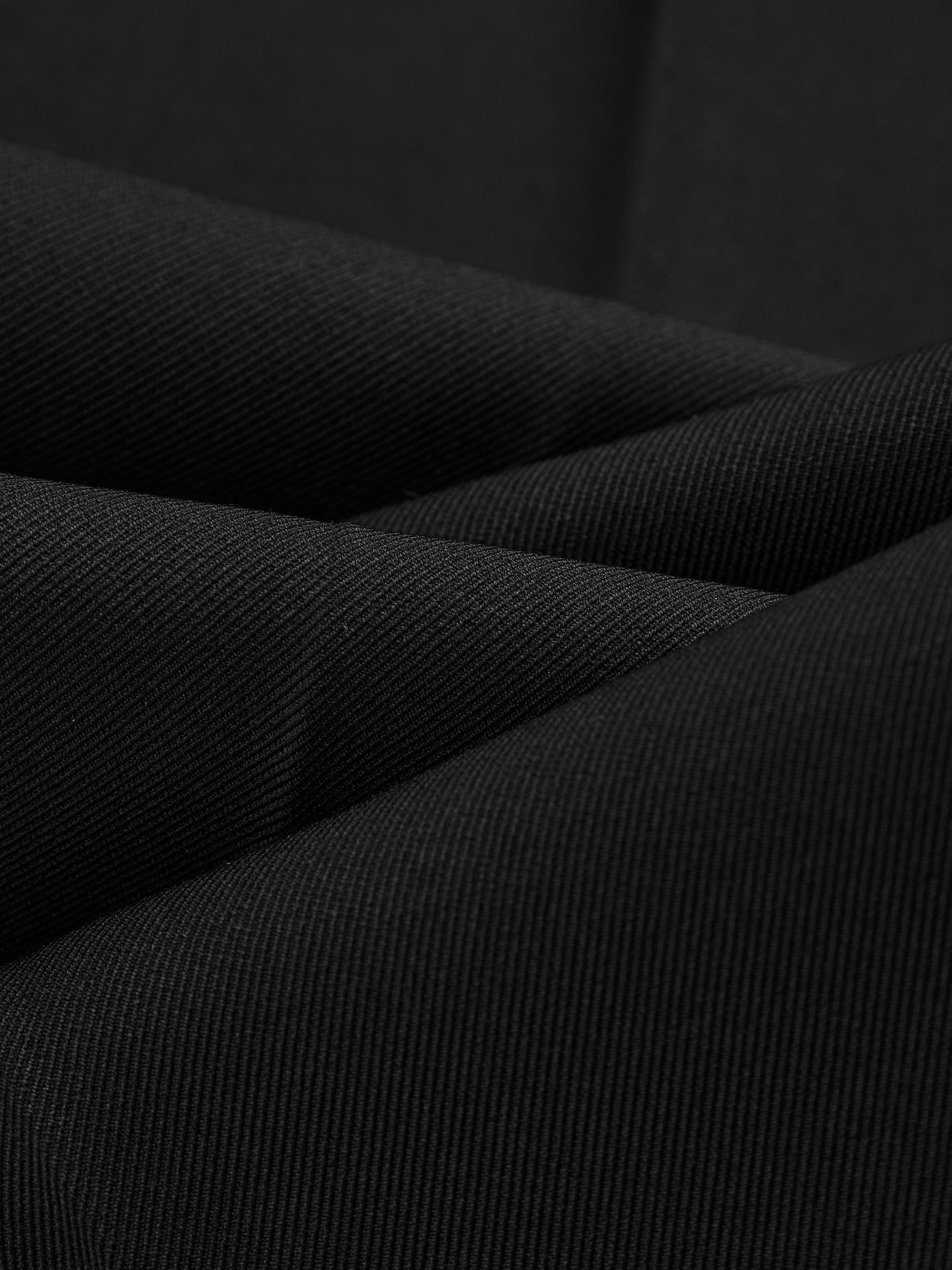 Pantaloni dritti da donna: eleganti e snellenti, adatti per l'ufficio e per tutti i giorni.