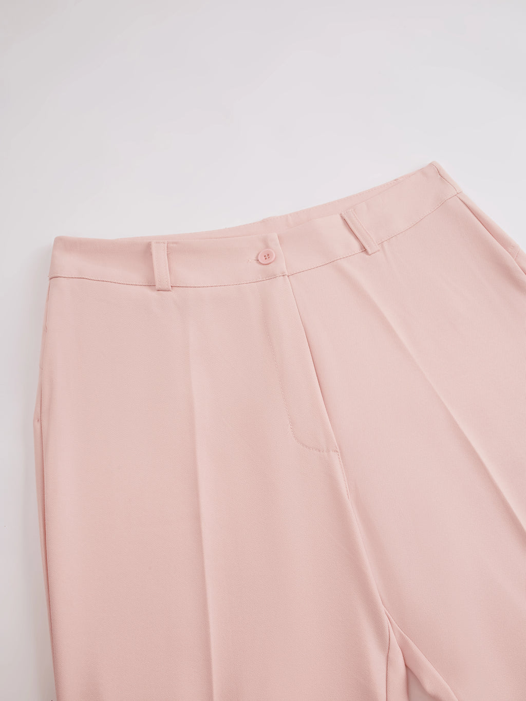 Pantaloni dritti da donna: eleganti e snellenti, adatti per l'ufficio e per tutti i giorni.