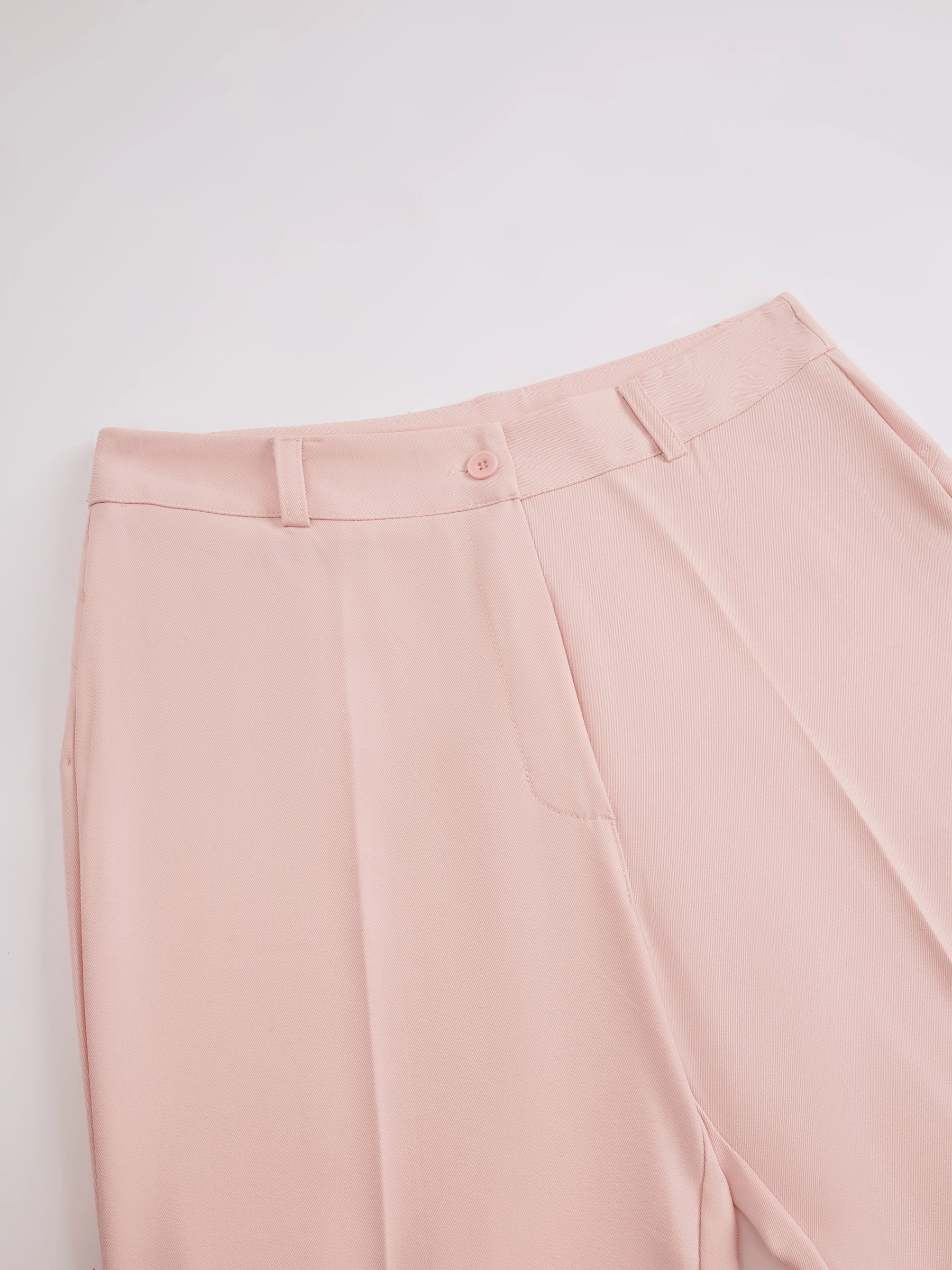 Pantaloni dritti da donna: eleganti e snellenti, adatti per l'ufficio e per tutti i giorni.