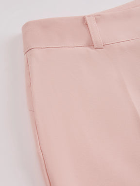 Pantaloni dritti da donna: eleganti e snellenti, adatti per l'ufficio e per tutti i giorni.