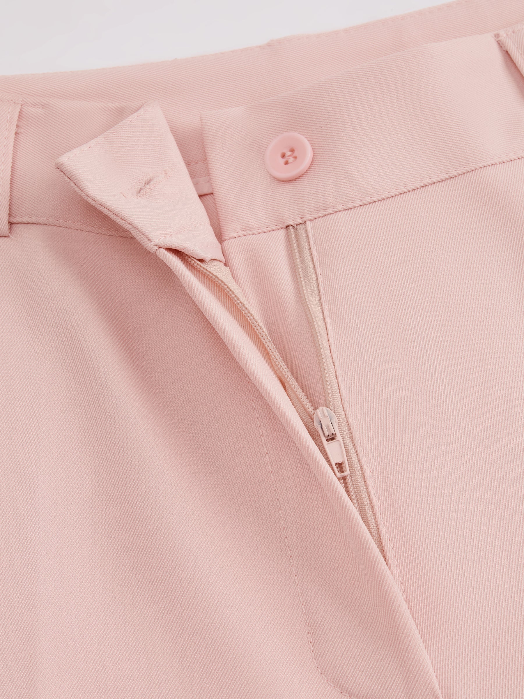 Pantaloni dritti da donna: eleganti e snellenti, adatti per l'ufficio e per tutti i giorni.