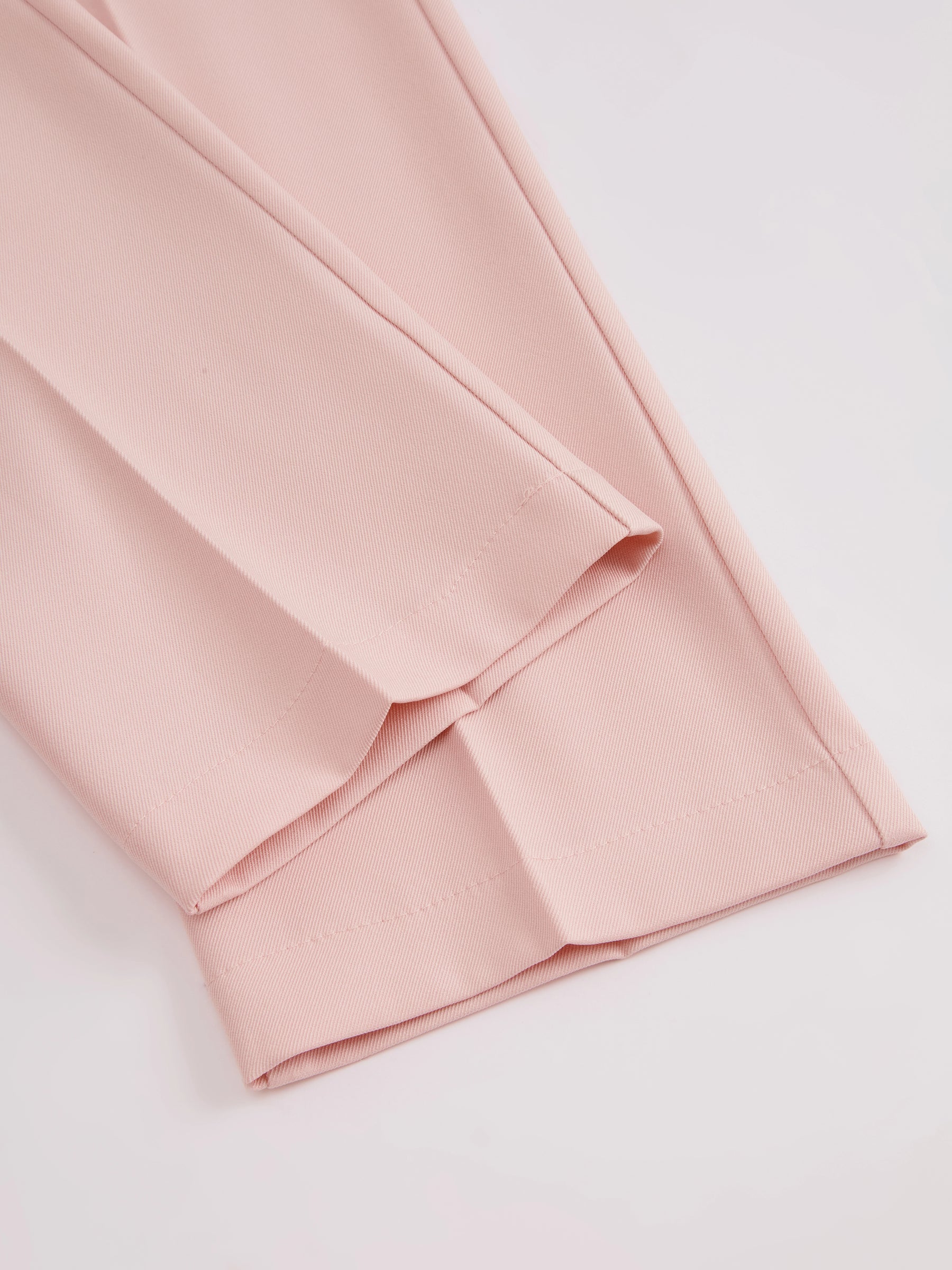 Pantaloni dritti da donna: eleganti e snellenti, adatti per l'ufficio e per tutti i giorni.