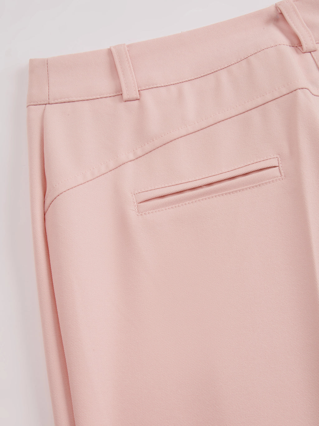Pantaloni dritti da donna: eleganti e snellenti, adatti per l'ufficio e per tutti i giorni.