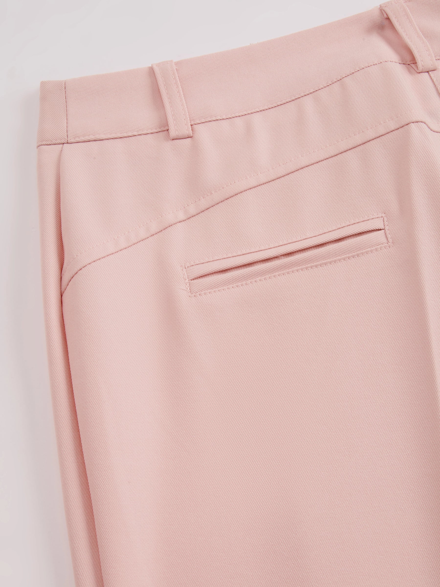 Pantaloni dritti da donna: eleganti e snellenti, adatti per l'ufficio e per tutti i giorni.