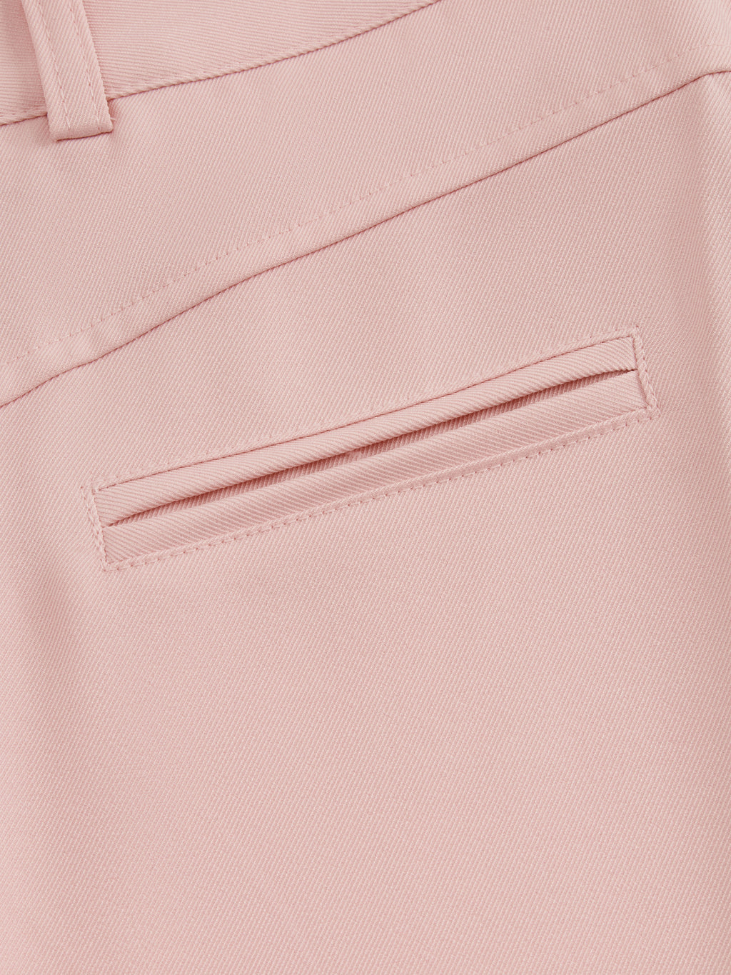 Pantaloni dritti da donna: eleganti e snellenti, adatti per l'ufficio e per tutti i giorni.