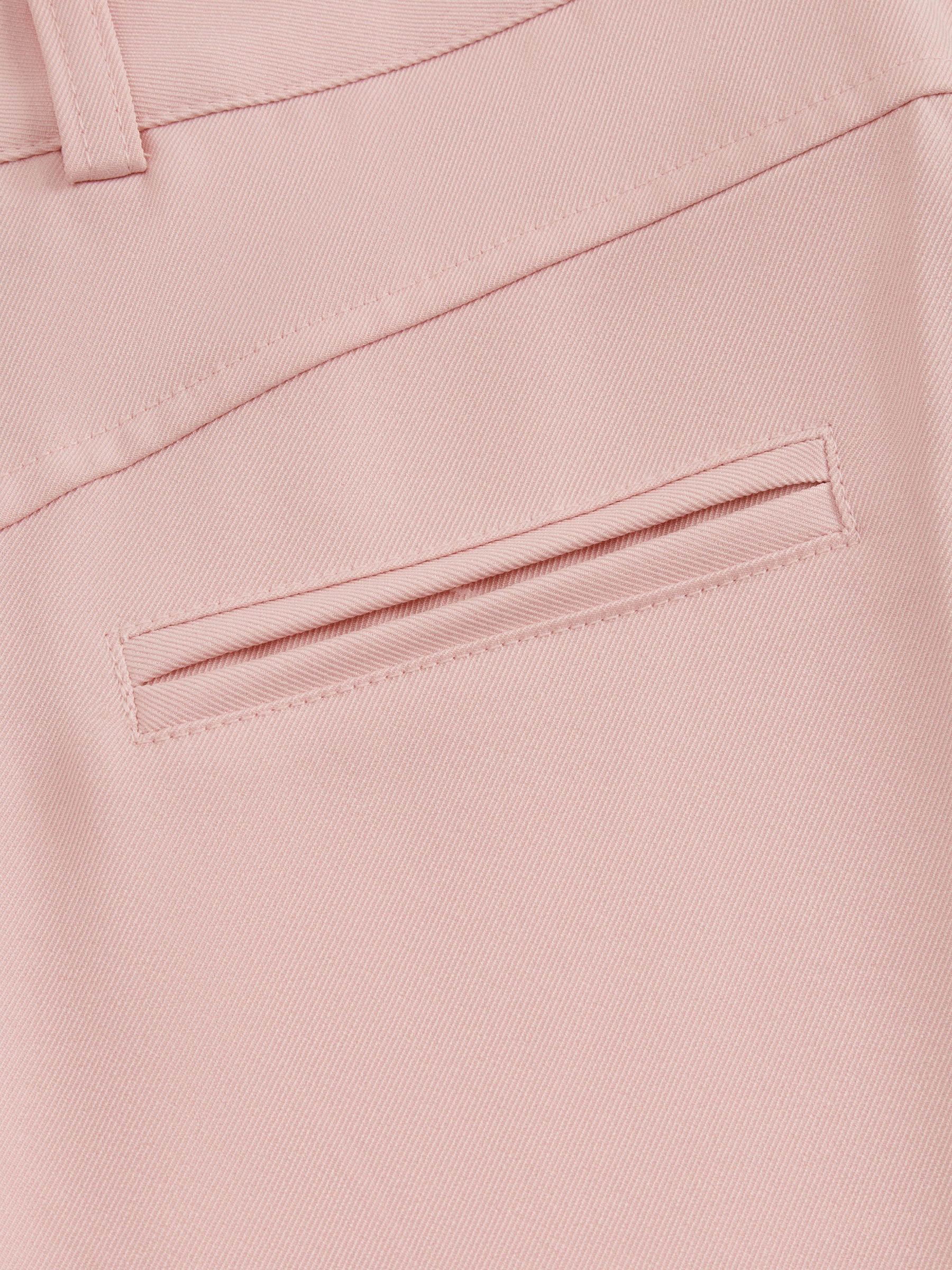 Pantaloni dritti da donna: eleganti e snellenti, adatti per l'ufficio e per tutti i giorni.