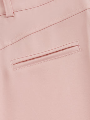 Pantaloni dritti da donna: eleganti e snellenti, adatti per l'ufficio e per tutti i giorni.