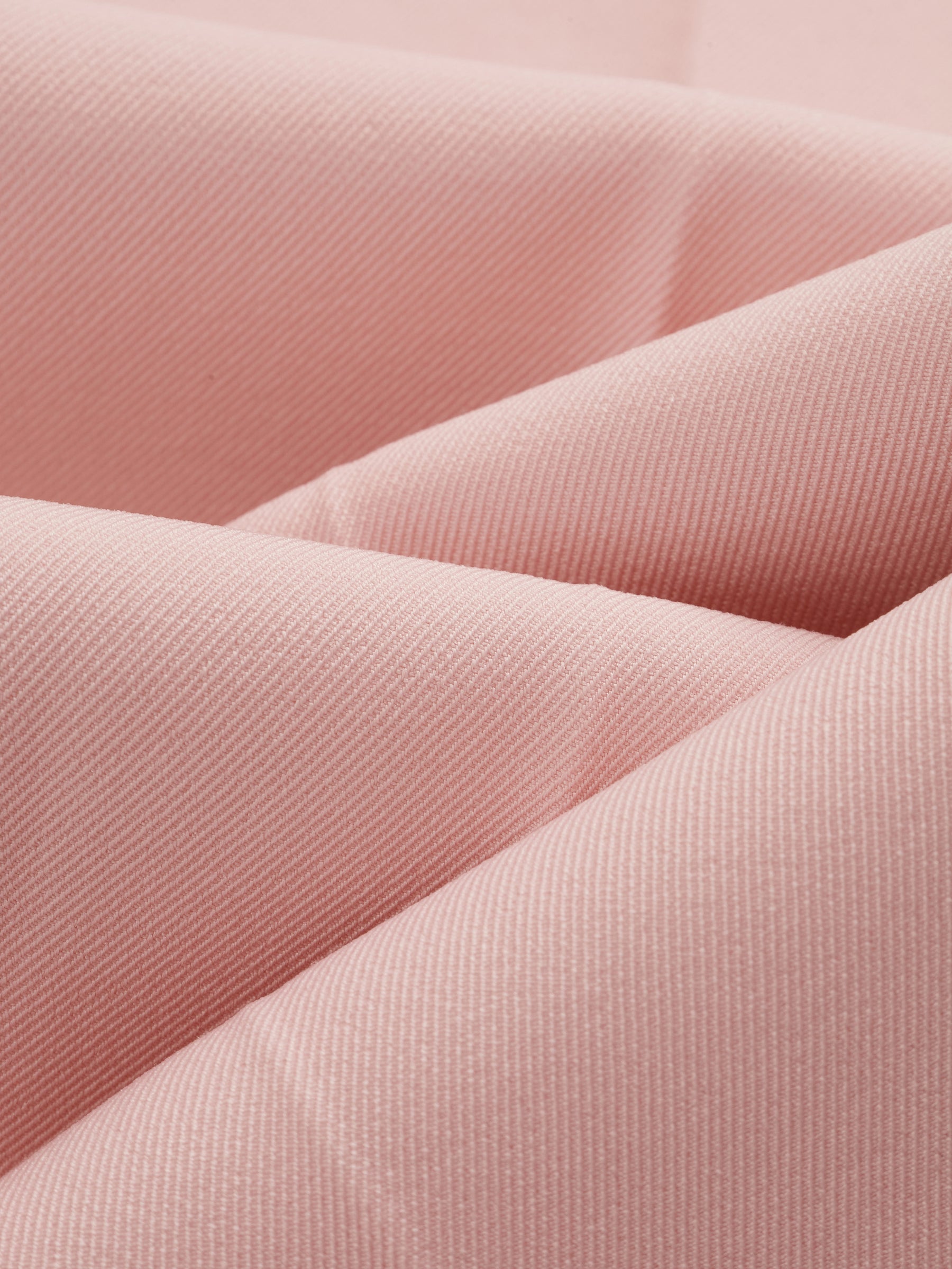 Pantaloni dritti da donna: eleganti e snellenti, adatti per l'ufficio e per tutti i giorni.