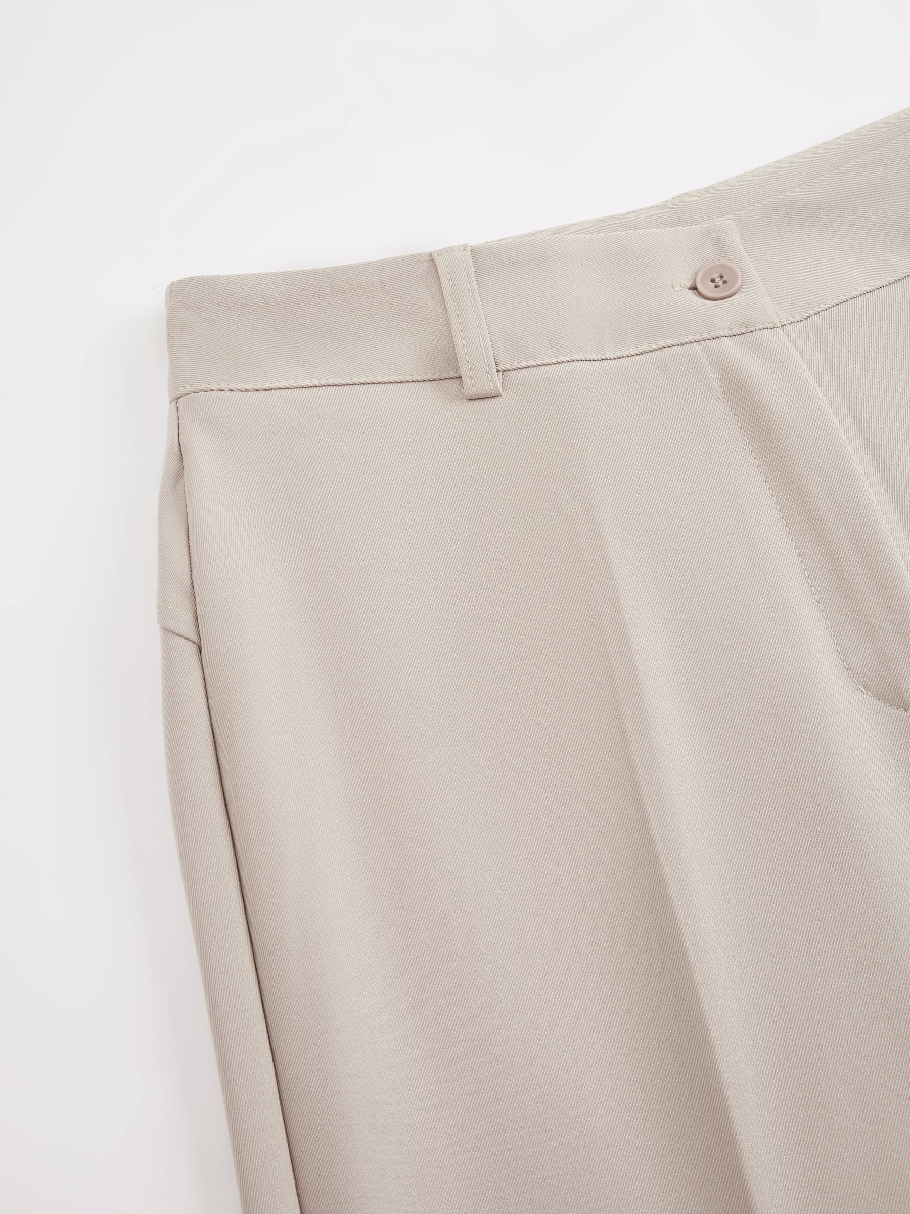 Pantaloni dritti da donna: eleganti e snellenti, adatti per l'ufficio e per tutti i giorni.