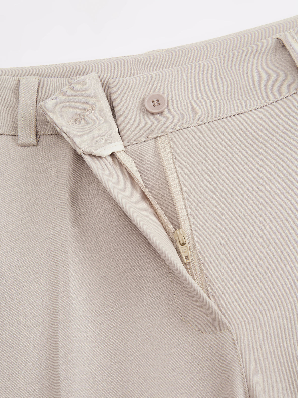 Pantaloni dritti da donna: eleganti e snellenti, adatti per l'ufficio e per tutti i giorni.