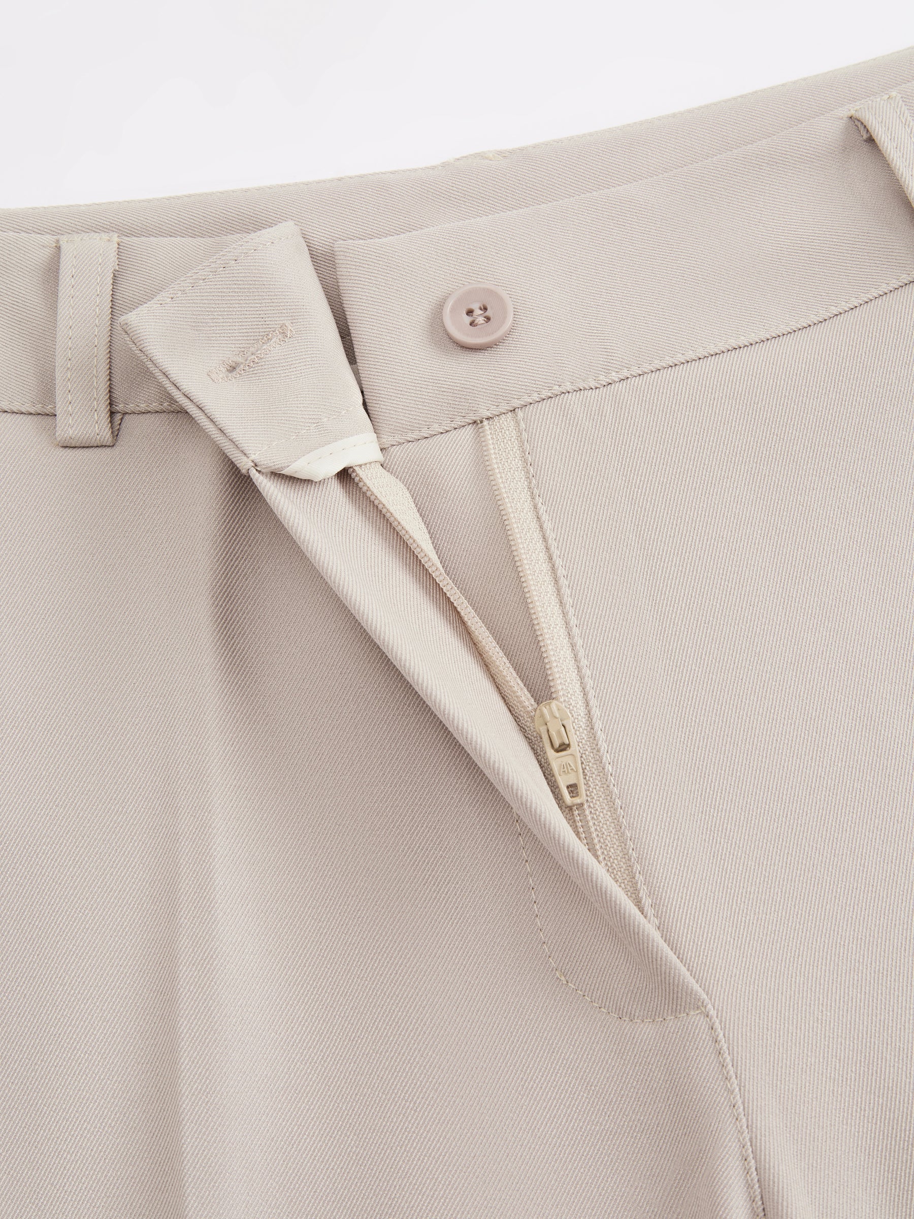 Pantaloni dritti da donna: eleganti e snellenti, adatti per l'ufficio e per tutti i giorni.