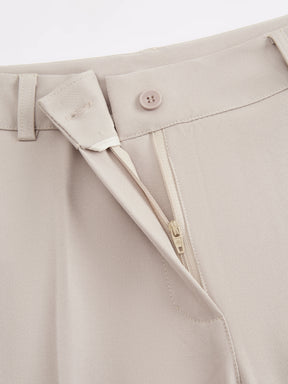 Pantaloni dritti da donna: eleganti e snellenti, adatti per l'ufficio e per tutti i giorni.