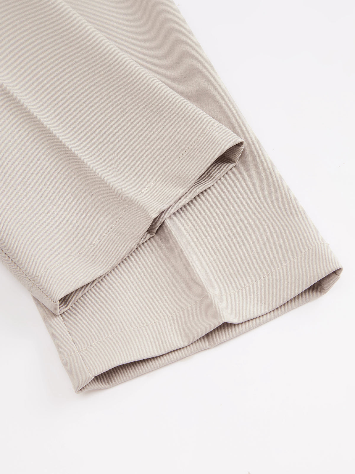 Pantaloni dritti da donna: eleganti e snellenti, adatti per l'ufficio e per tutti i giorni.