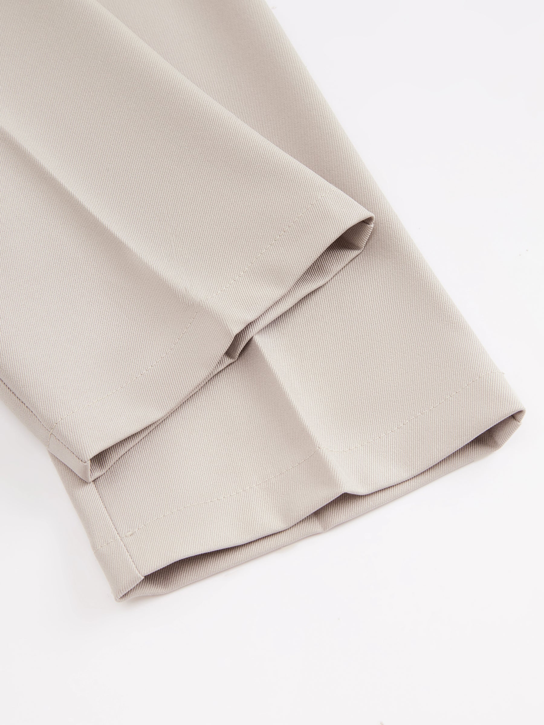 Pantaloni dritti da donna: eleganti e snellenti, adatti per l'ufficio e per tutti i giorni.