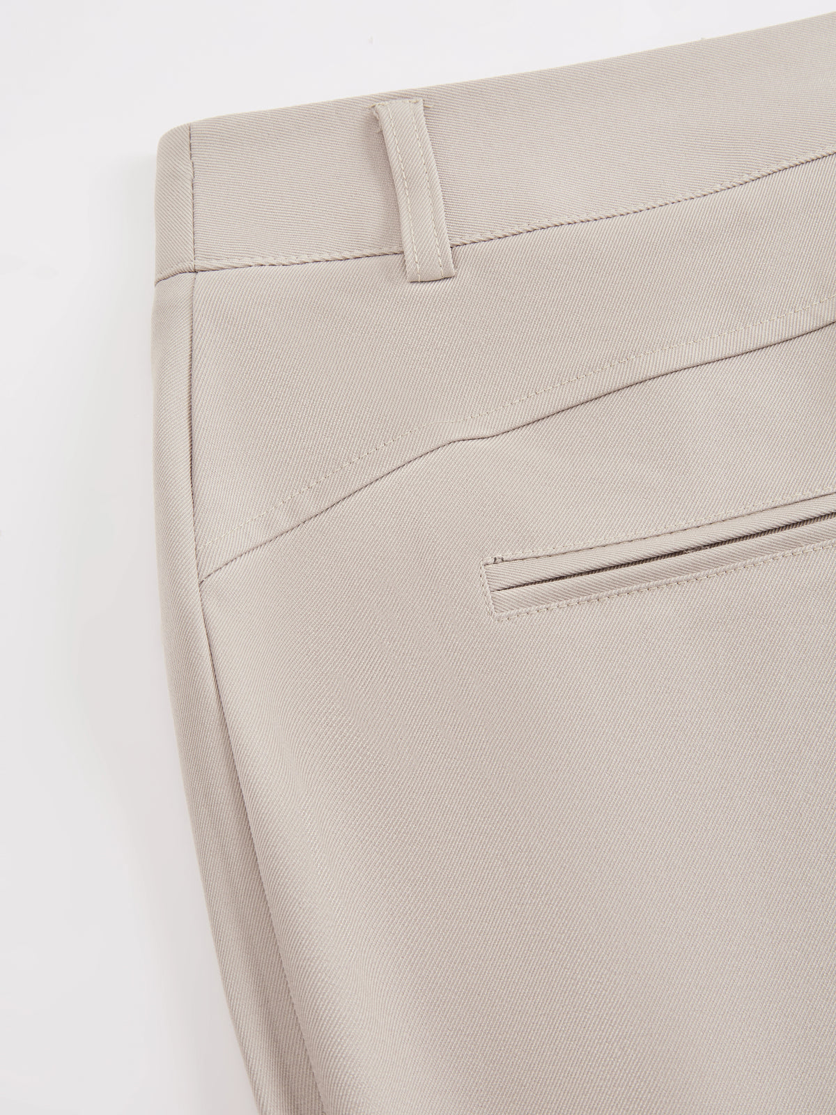 Pantaloni dritti da donna: eleganti e snellenti, adatti per l'ufficio e per tutti i giorni.