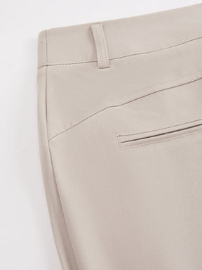 Pantaloni dritti da donna: eleganti e snellenti, adatti per l'ufficio e per tutti i giorni.