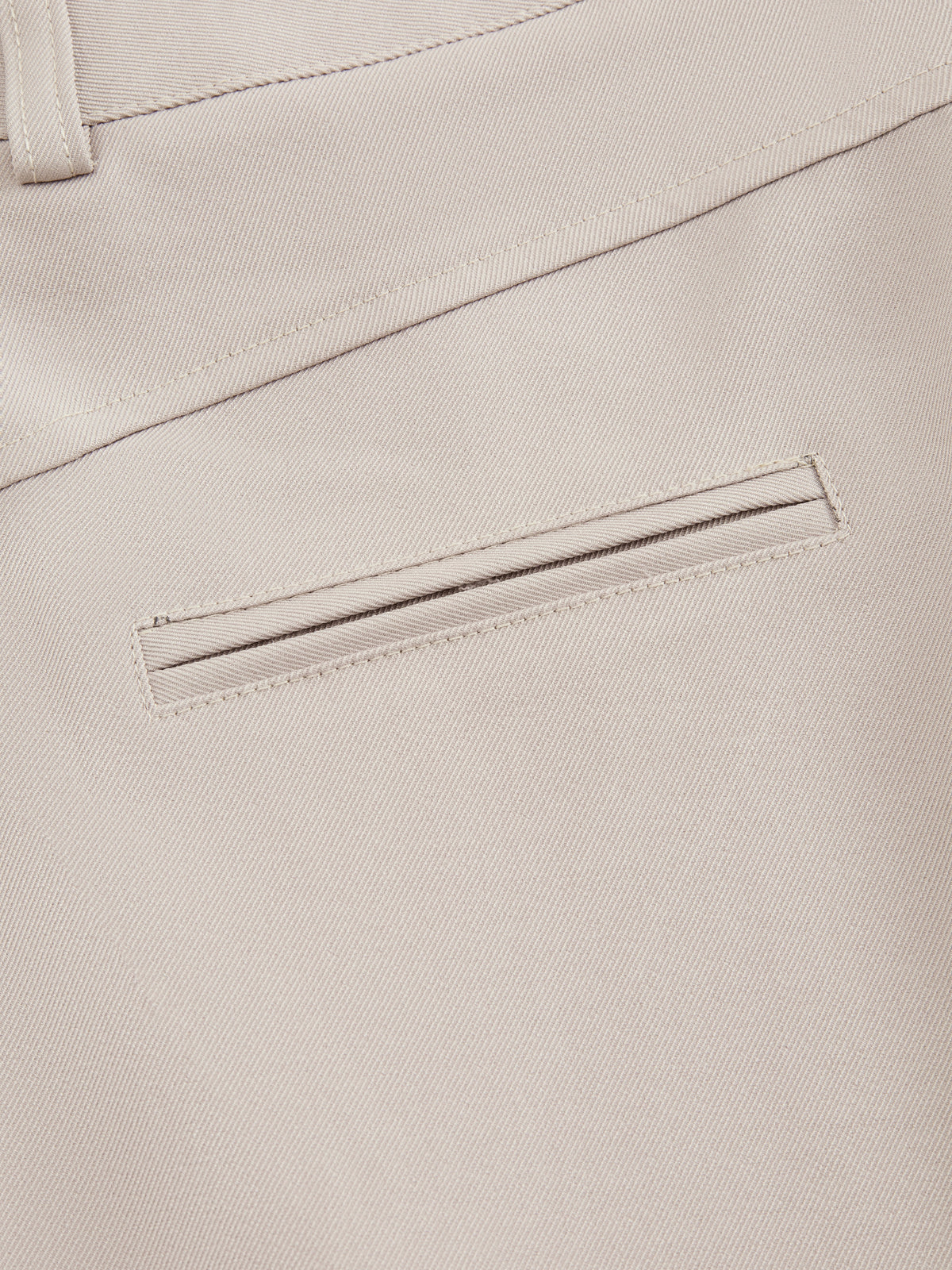 Pantaloni dritti da donna: eleganti e snellenti, adatti per l'ufficio e per tutti i giorni.