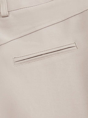 Pantaloni dritti da donna: eleganti e snellenti, adatti per l'ufficio e per tutti i giorni.