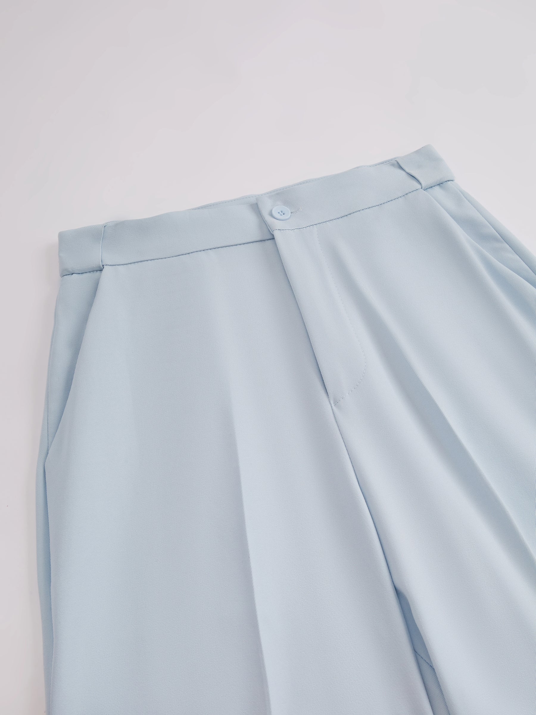 Pantaloni dritti da donna: eleganti e snellenti, adatti per l'ufficio e per tutti i giorni.