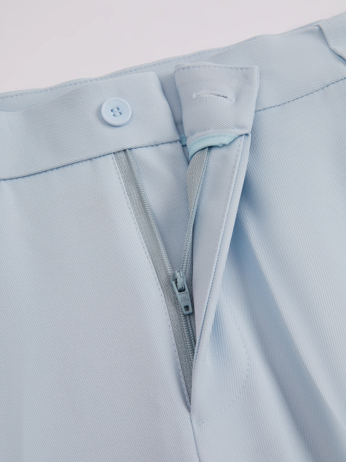 Pantaloni dritti da donna: eleganti e snellenti, adatti per l'ufficio e per tutti i giorni.