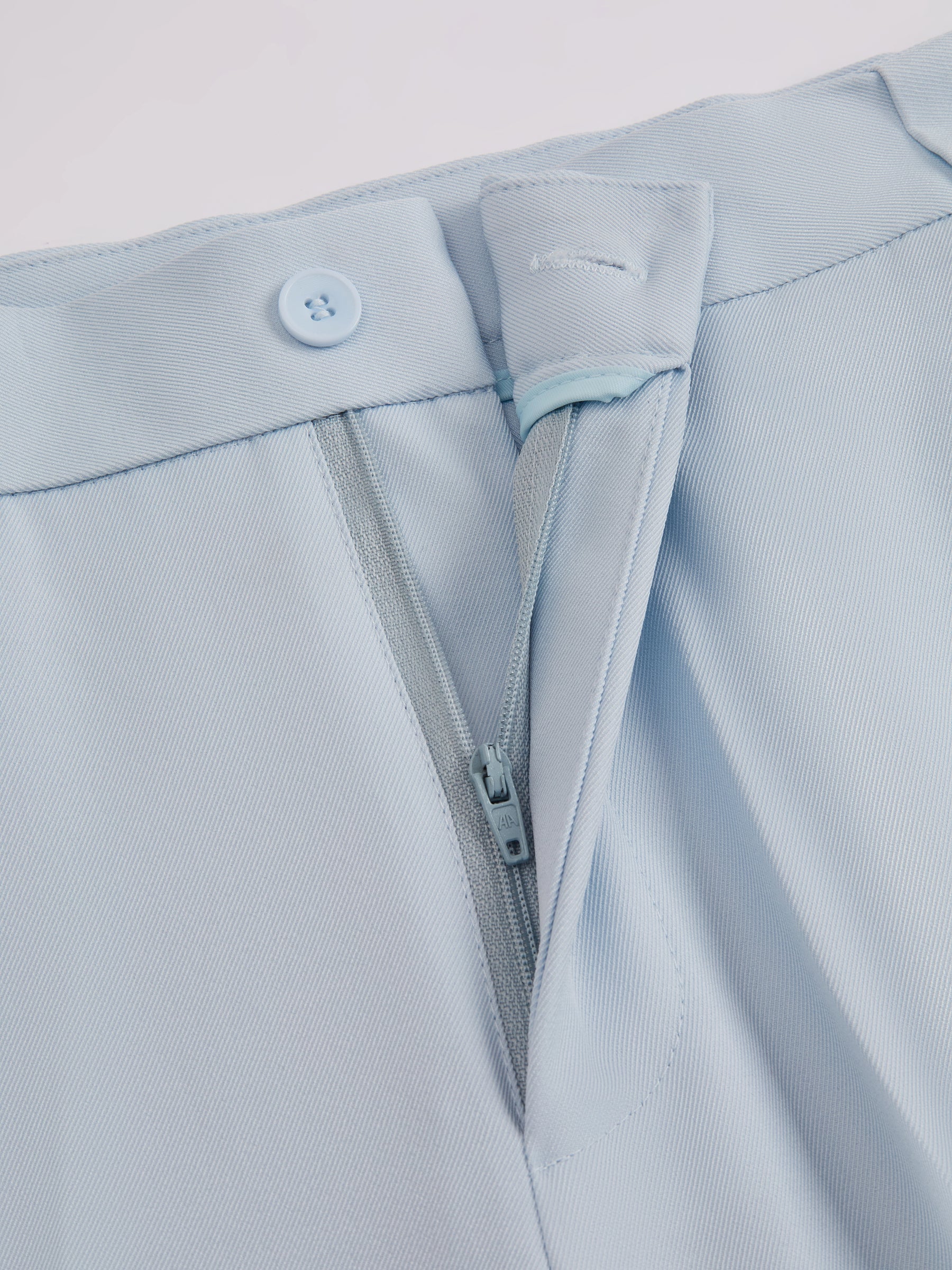 Pantaloni dritti da donna: eleganti e snellenti, adatti per l'ufficio e per tutti i giorni.