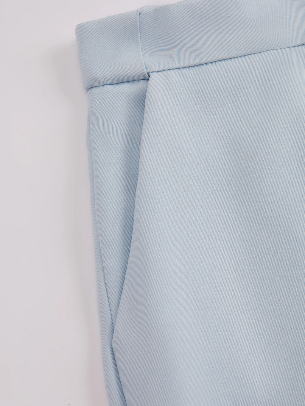 Pantaloni dritti da donna: eleganti e snellenti, adatti per l'ufficio e per tutti i giorni.