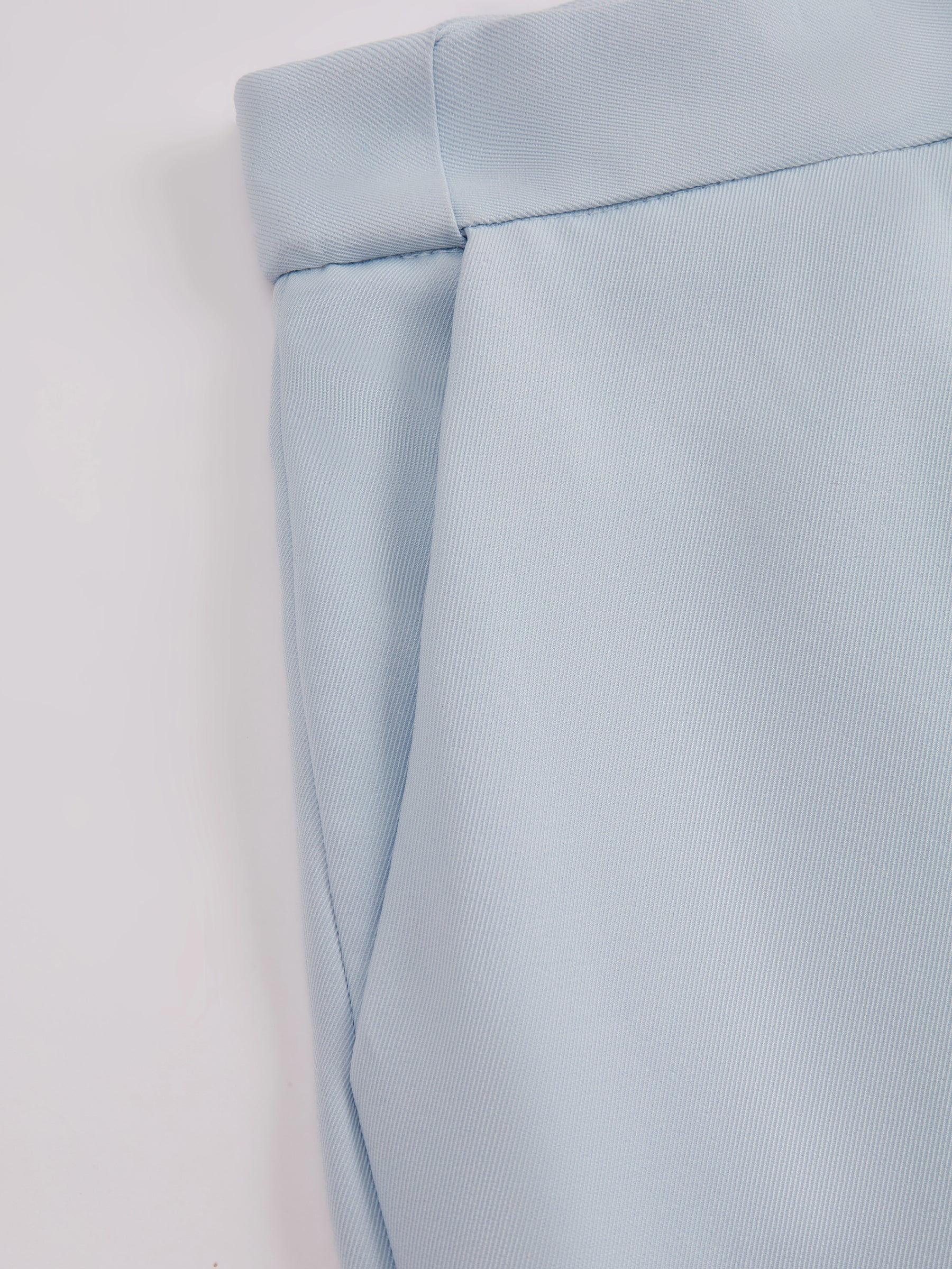 Pantaloni dritti da donna: eleganti e snellenti, adatti per l'ufficio e per tutti i giorni.