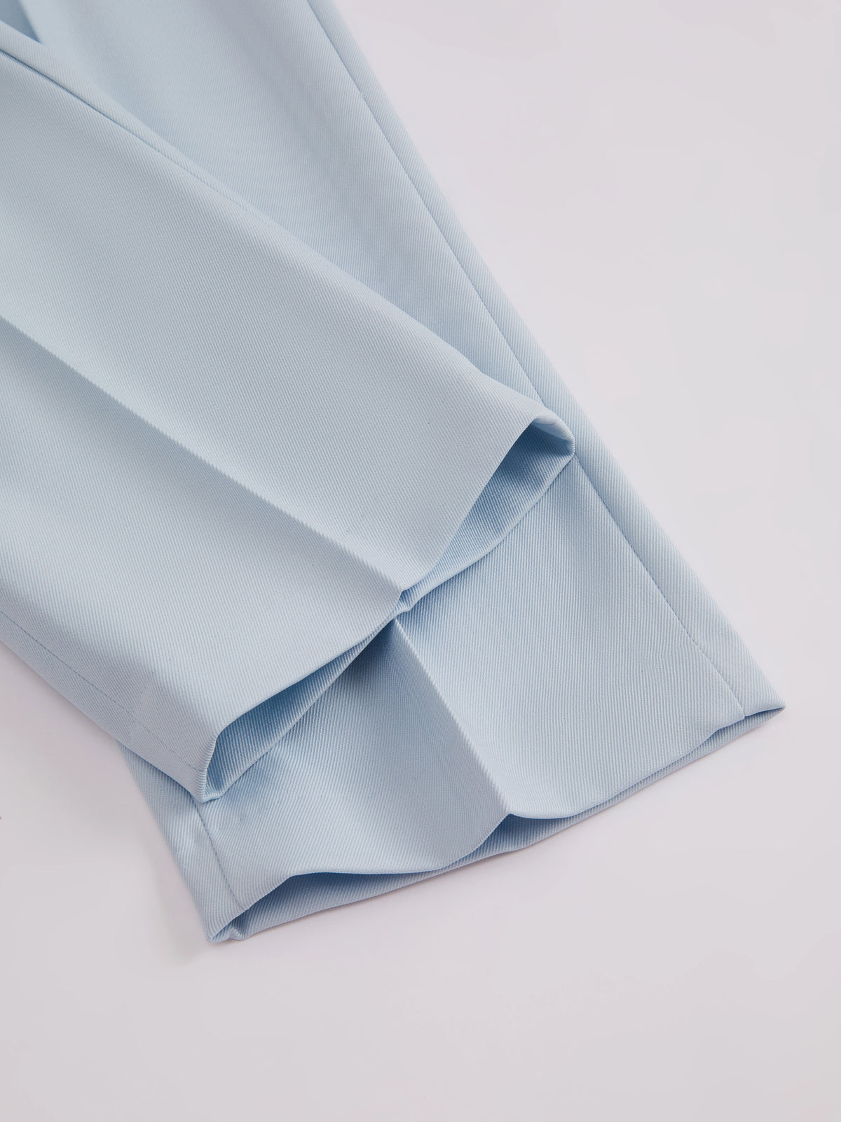 Pantaloni dritti da donna: eleganti e snellenti, adatti per l'ufficio e per tutti i giorni.