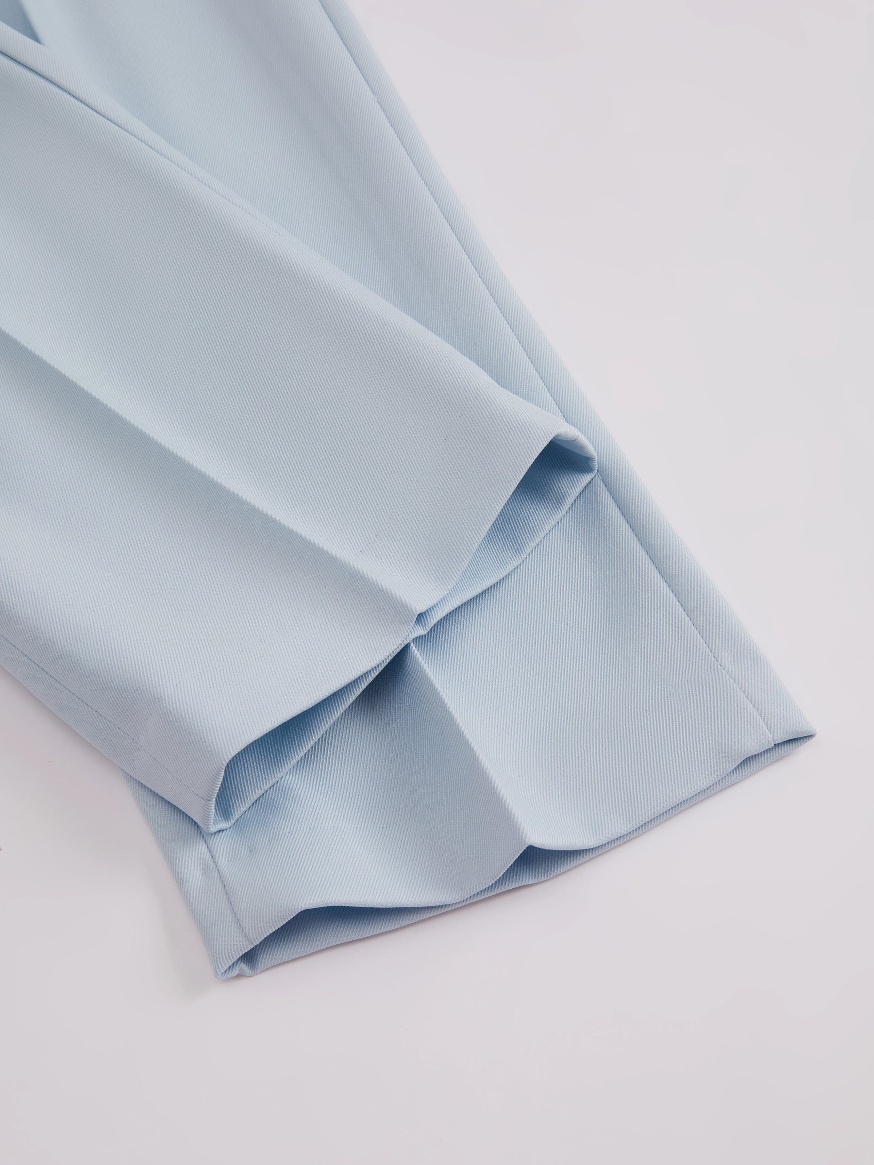 Pantaloni dritti da donna: eleganti e snellenti, adatti per l'ufficio e per tutti i giorni.