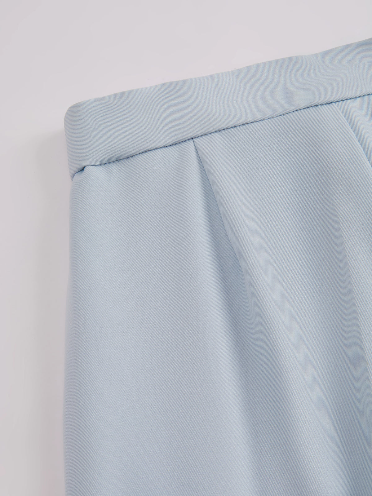 Pantaloni dritti da donna: eleganti e snellenti, adatti per l'ufficio e per tutti i giorni.